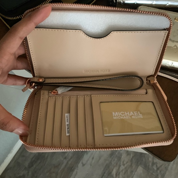 MK wallet/wirstlet metallic 😍 only 1 silver left - Picture 6 of 7